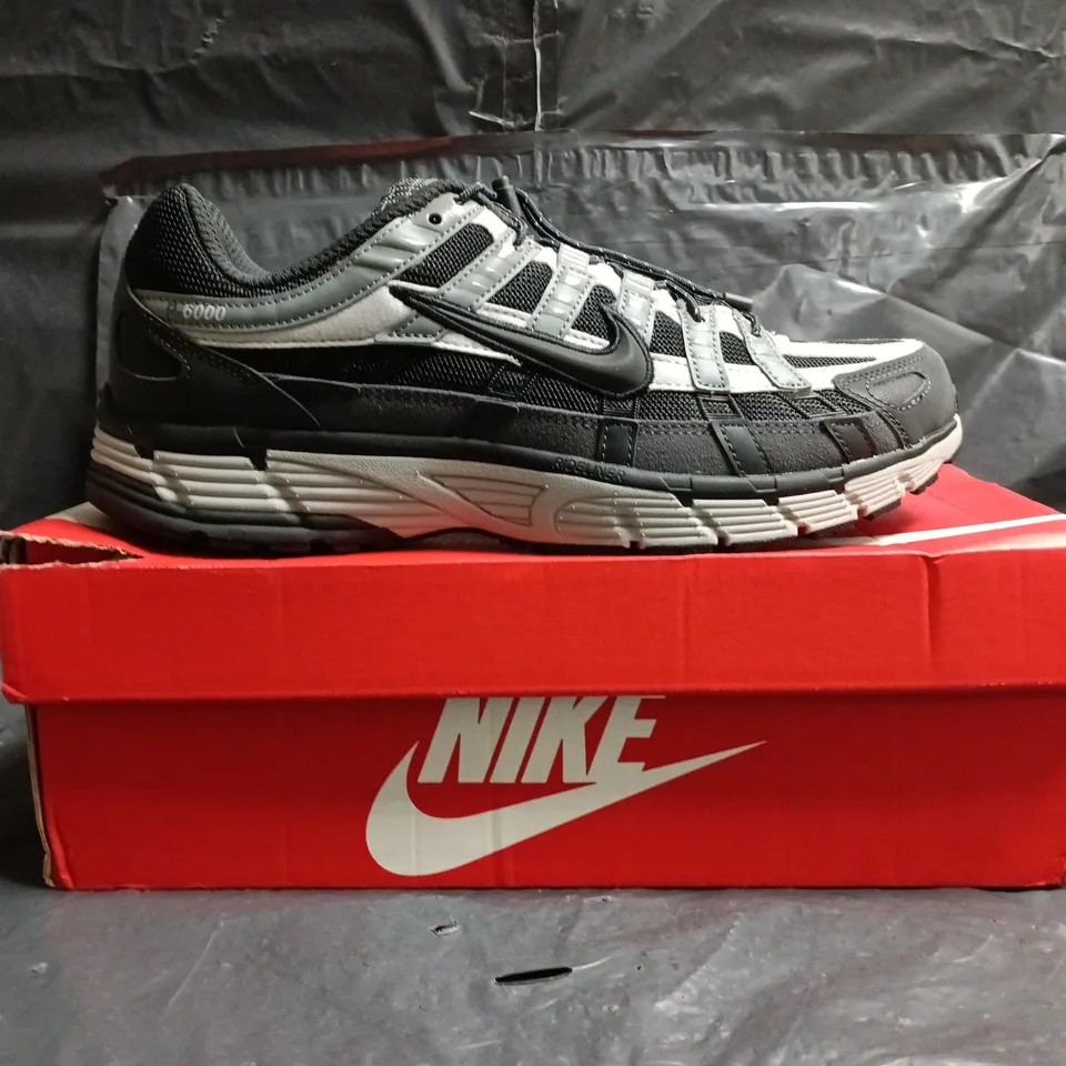 BOXED PAIR OF NIKE P-6000 TRAINERS IN GREY/BLACK SIZE UK 9