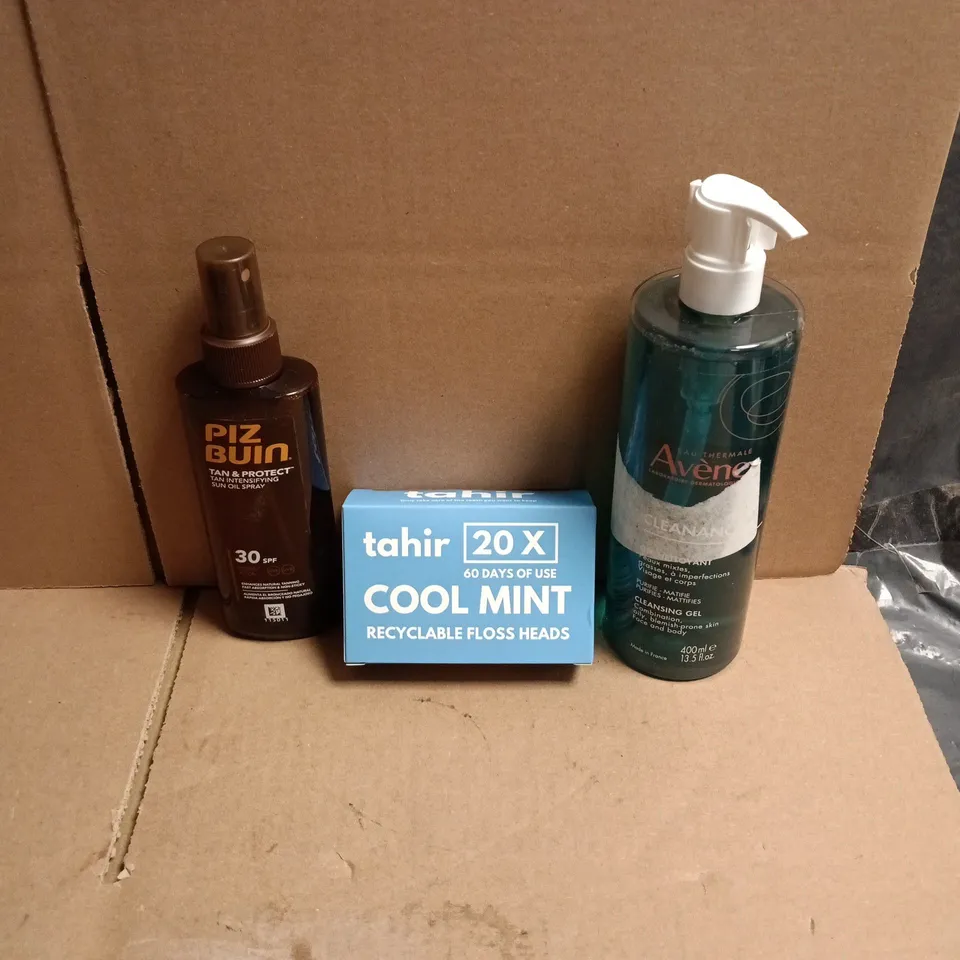 APPROXIMATEY 20 ASSORTED HEALTH AND BEAUTY PRODUCTS TO INCLUDE PIZ BUIN 30 SPF SUN OIL, COOL MINT FLOSS HEAD REPLACMENTS, AVENE CLEANSING GEL ETC