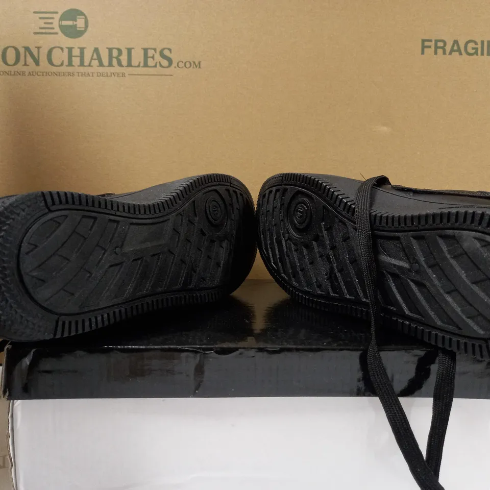 BOXED PAIR OF DESIGNER BLACK FLATFORM TRAINERS - SIZE 7.5