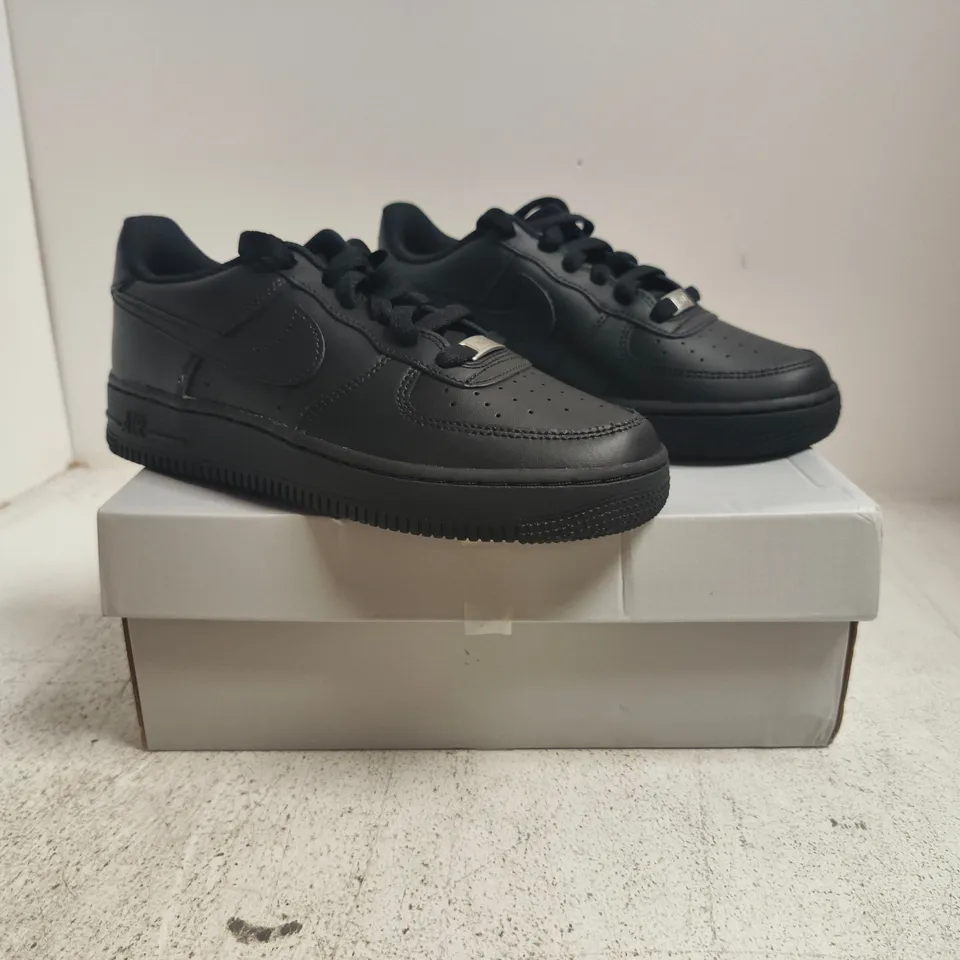 BOXED PAIR OF NIKE AIR FORCE 1 LE TRAINERS IN BLACK SIZE UK 5
