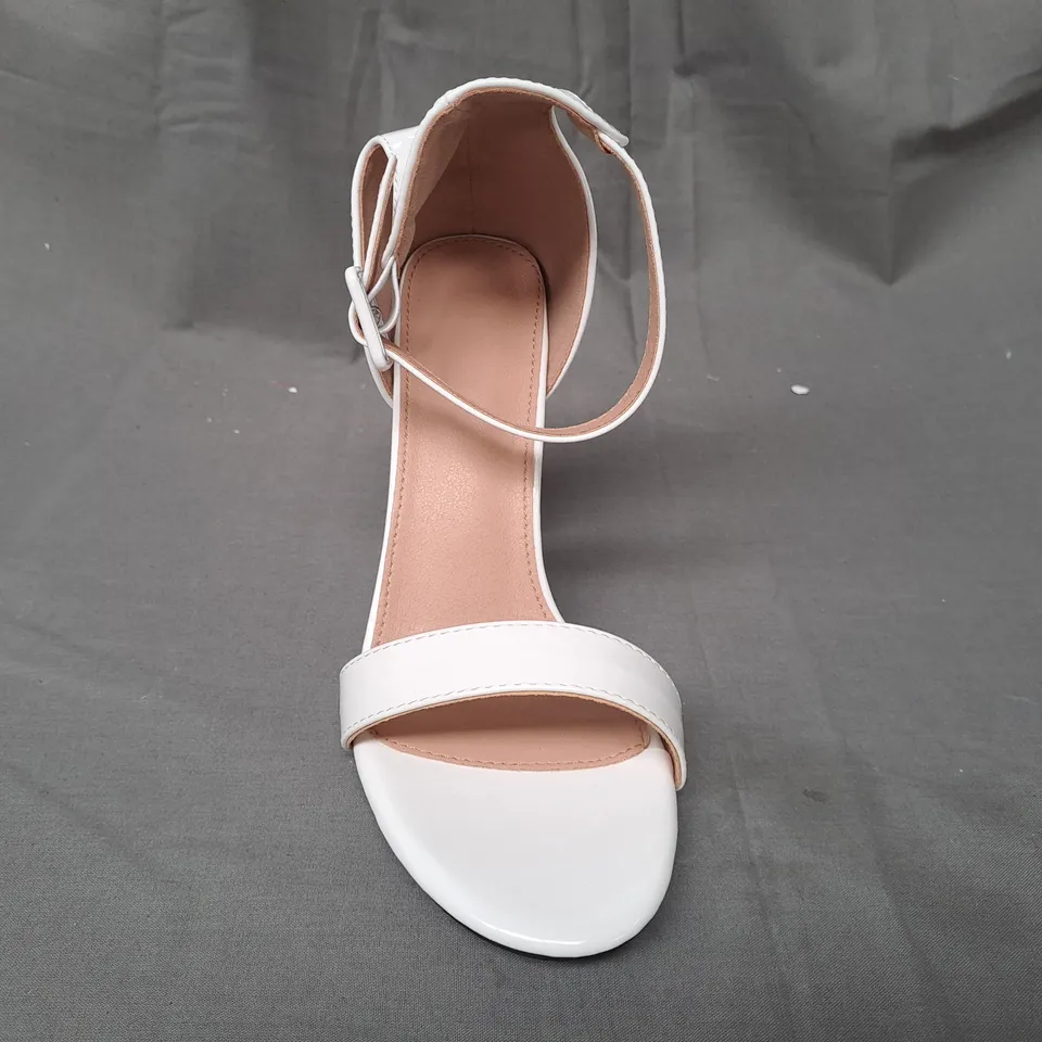 BOXED PAIR OF DESIGNER OPEN TOE HIGH BLOCK HEEL SHOES IN WHITE EU SIZE 40