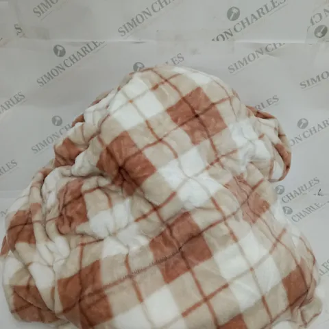 COZEE HOME LARGE QUILTED THROW - WHITE/TAN