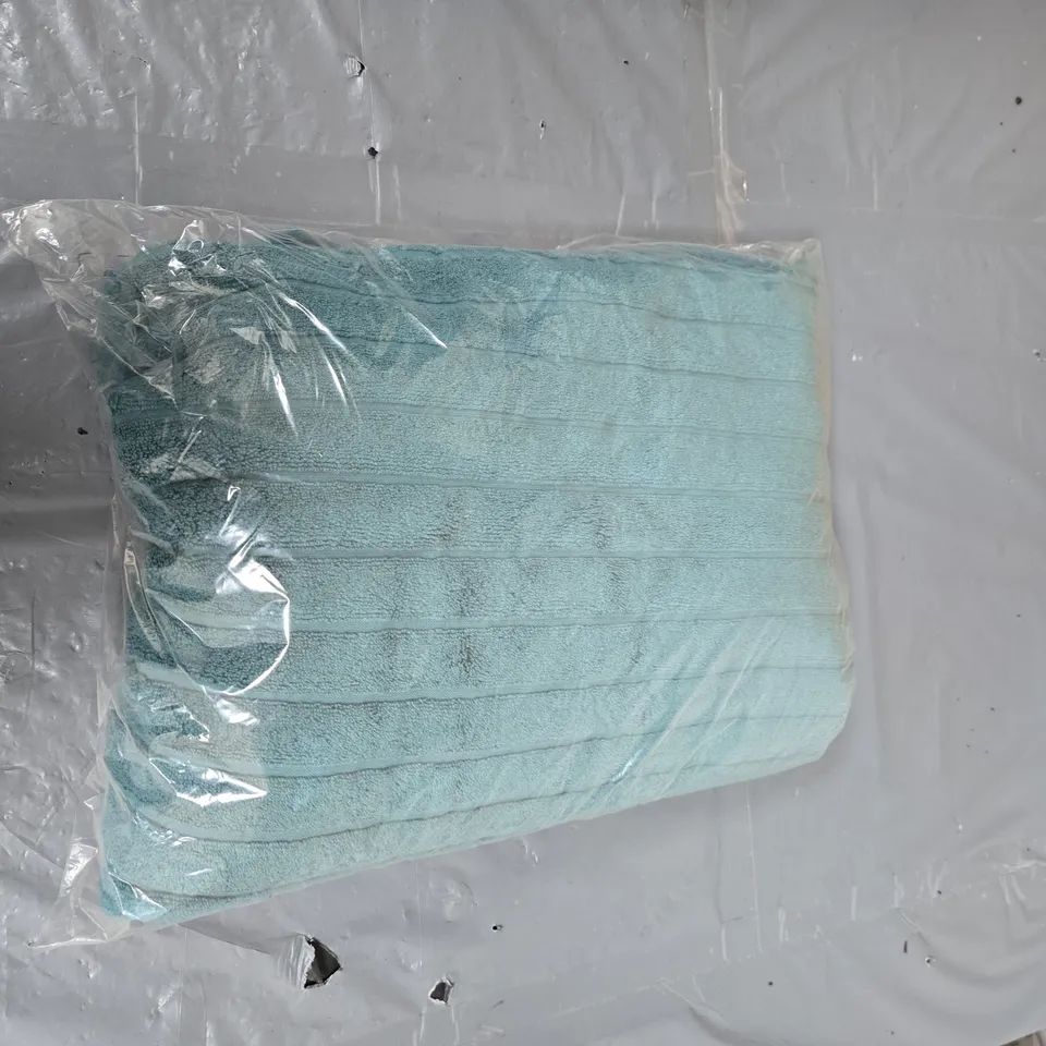 TURQUOISE BATH TOWEL 700GSM COTTON – ONE SIZE (PLASTIC WRAPPED)