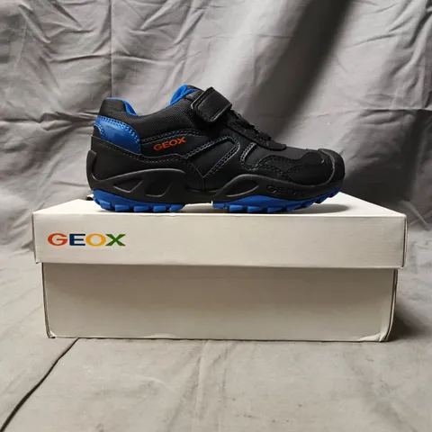 BOXED PAIR OF GEOX KID'S SHOES IN BLACK/BLUE SIZE UK 12.5