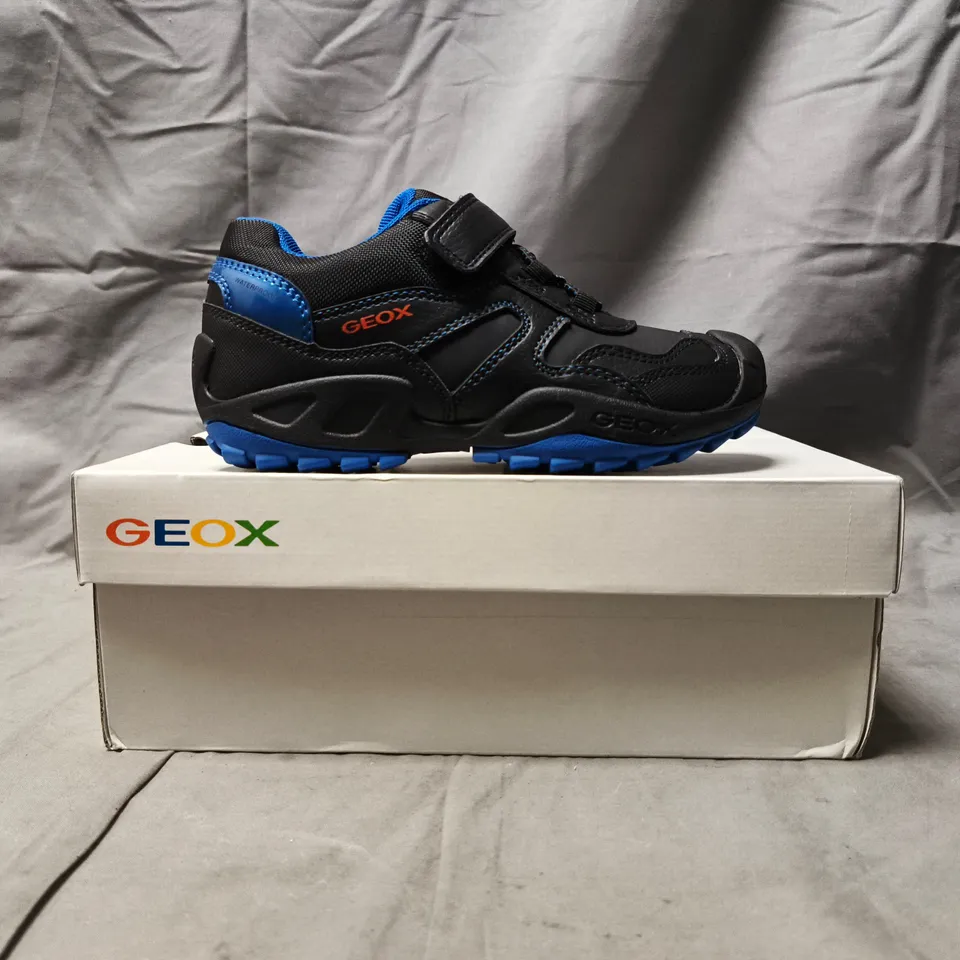 BOXED PAIR OF GEOX KID'S SHOES IN BLACK/BLUE SIZE UK 12.5