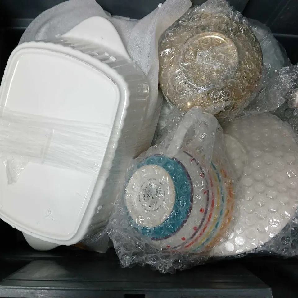 APPROXIMATELY 8 ASSORTED FRAGILE HOUSEHOLD ITEMS TO INCLUDE DISHES, SMALL PLATES, GLASS BOTTLE, ETC - COLLECTION ONLY
