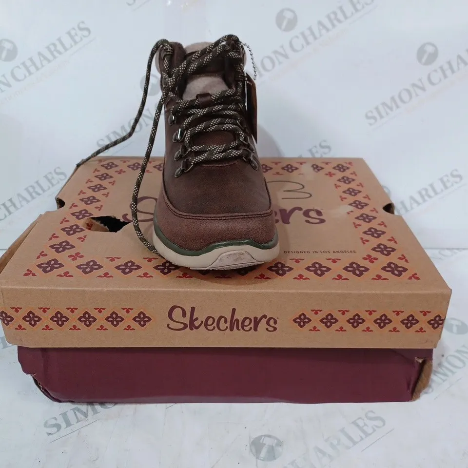 BOXED SKECHERS SYNERGY WARM TECH BOOTS, BROWN - SIZE 4