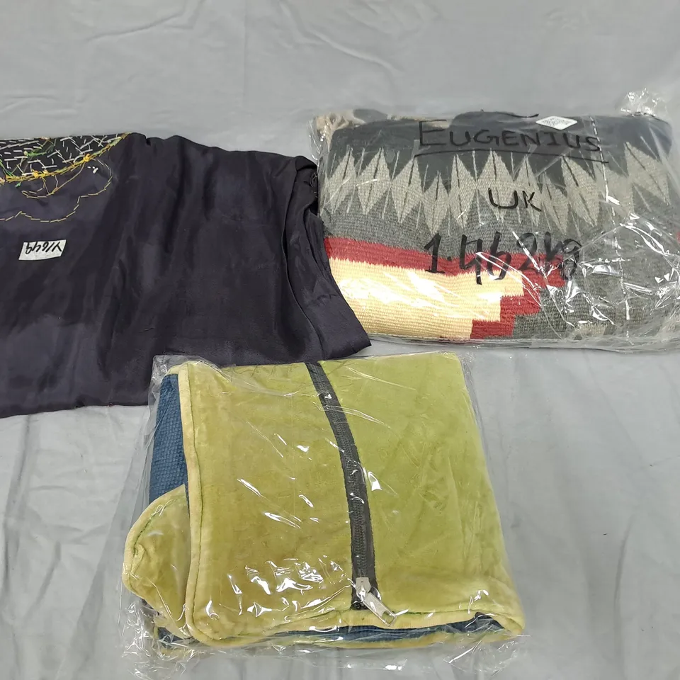 BOX OF APPROXIMATELY 15 HOME FABRIC ITEMS TO INCLUDE CUSHION COVERS
