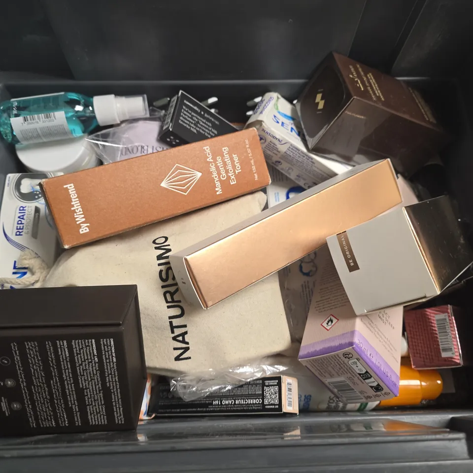 APPROXIMATELY 15 ASSORTED HEALTH & BEAUTY PRODUCTS TO INCLUDE SENSODYNE WHITENING, ICONIC LONDON TAN & BUFF BRUSH, ANTATI SAFA RENEWAL LIP OIL, ETC - COLLECTION ONLY