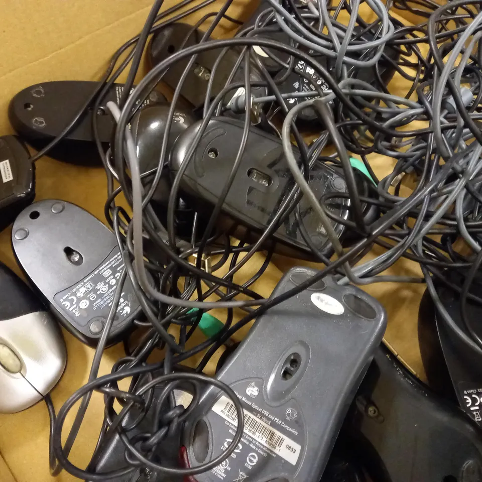 LOT OF APPROX 15 ASSORTED WIRELESS AND WIRED MOUSES TO INCLUDE MICROSOFT, LOGITECH, HAMA, ETC