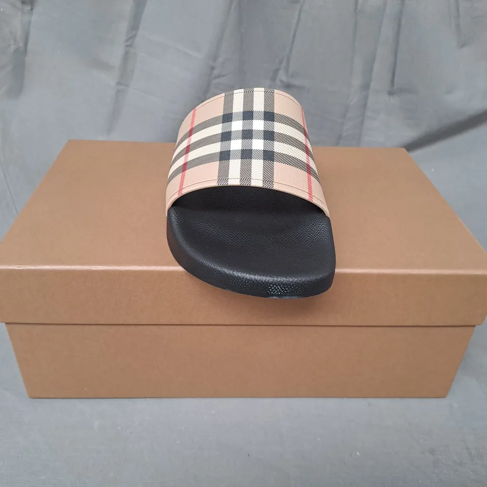 BOXED PAIR OF BURBERRY FURLEY SLIDERS UK SIZE 9