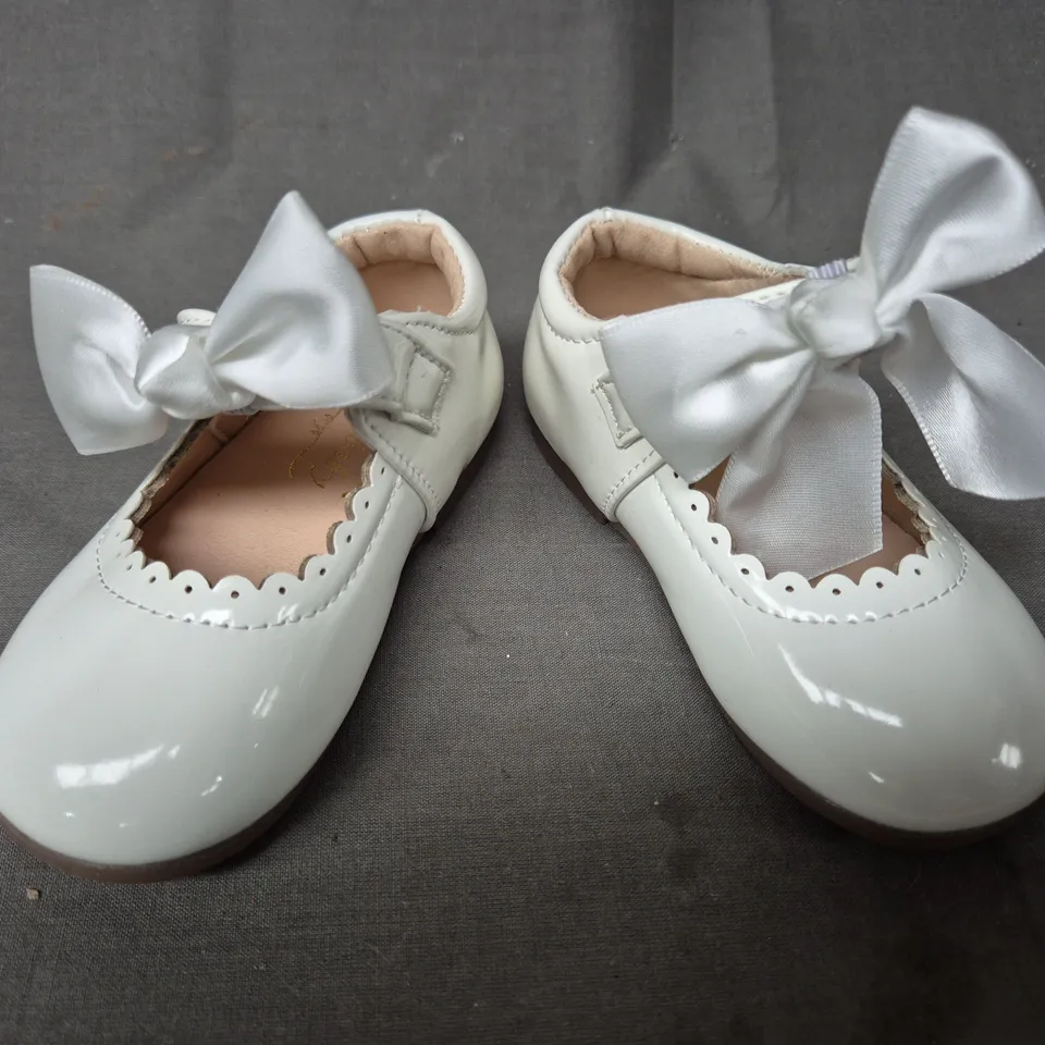 BOXED PAIR OF SIRRI INFANT'S SHOES IN WHITE W. BOW DETAIL EU SIZE 21