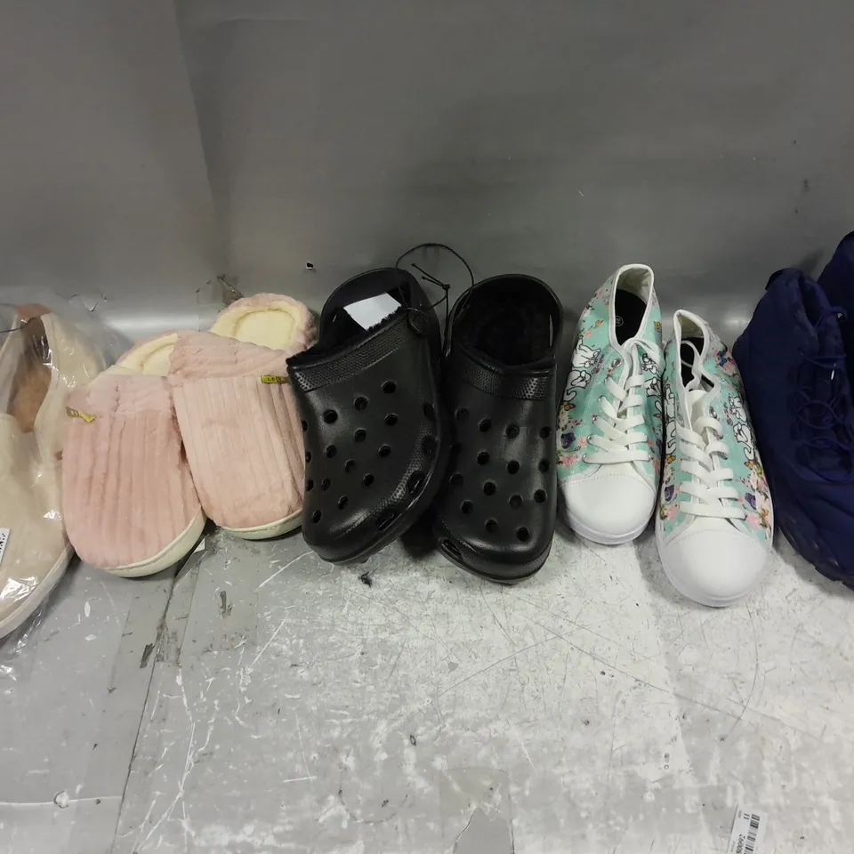 BOX OF APPROXIMATELY 15 PAIRS OF ASSORTED SHOES IN VARIOUS STYLES, COLOURS AND SIZES
