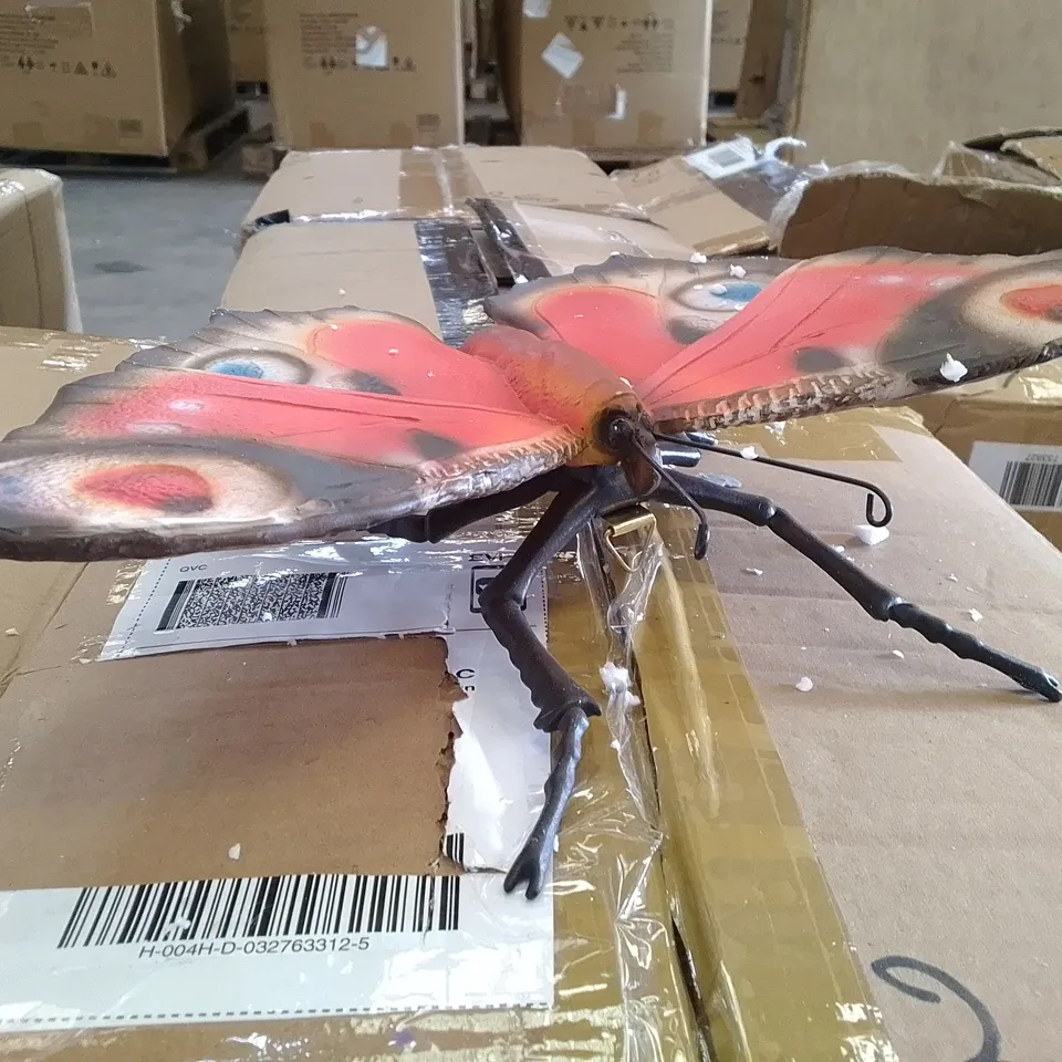 2 BOXED BUTTERFLY WALL DECORATIONS