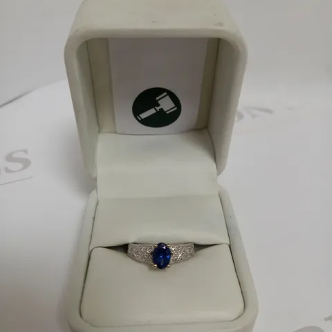 DESIGNER 18CT WHITE GOLD RING SET WITH AN OVAL CUT TANZANITE AND DIAMOND SHOULDERS, WEIGHING +-0.91CT
