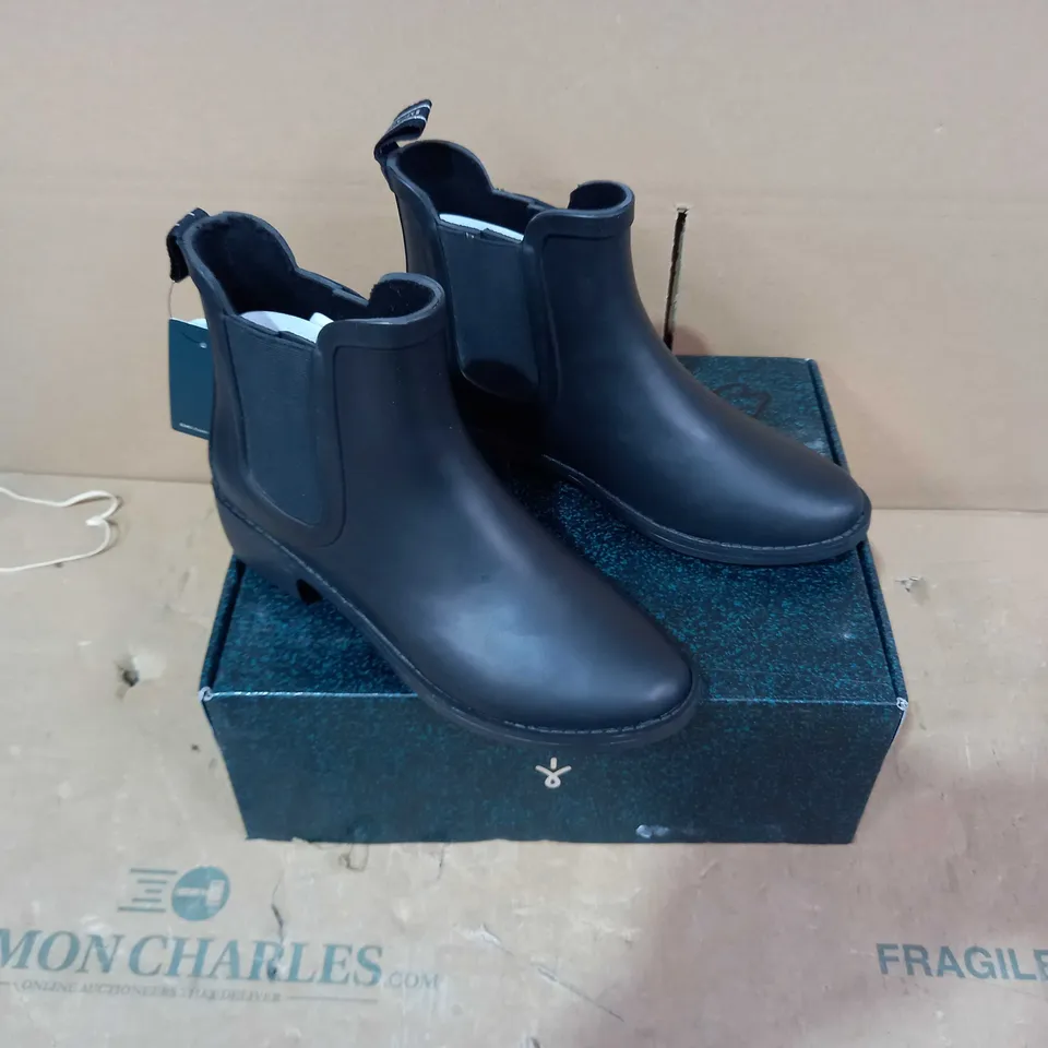 BOXED PAIR OF EMU AUSTRALIIA BLACK BOOTS - SIZE 8
