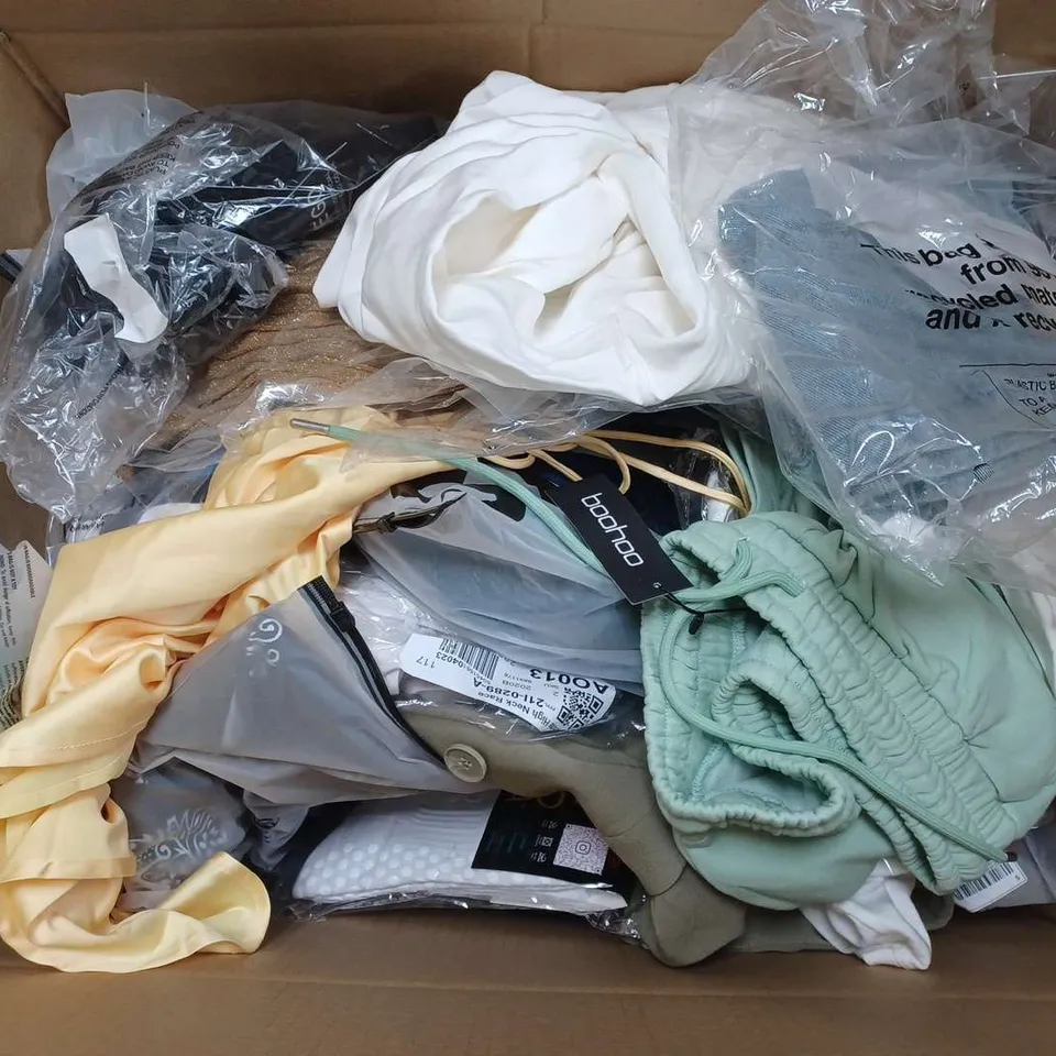 LARGE QAUNTIITY OF ASSORTED CLOTHING ITEMS TO INCLUDE JACKETS, TOPS, SKIRTS, ETC