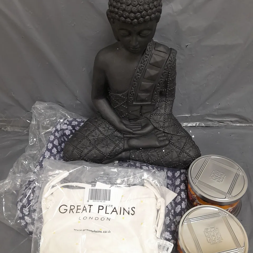 BOX OF APPROX 5 HOUSEHOLD ITEMS TO INCLUDE HOMEWORX CANDLES, STATUE AND GREAT PLAINS BAG