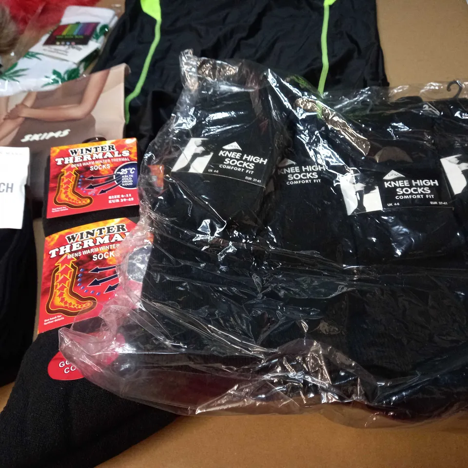 LOT OF APPROX. 15 ASSORTED CLOTHING ACCESSORIES  IN VARYING SIZES/COLOURS/STYLES TO INCLUDE: HAT, BAGS, SOCKS
