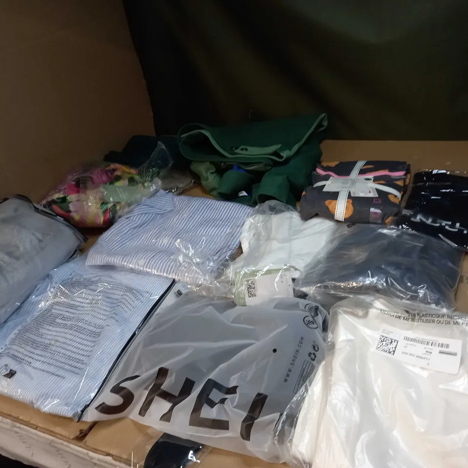 LOT OF APPROX 20 ASSORTED CLOTHING ITEMS TO INCLUDE JUMPERS, SOCKS AND T-SHIRTS