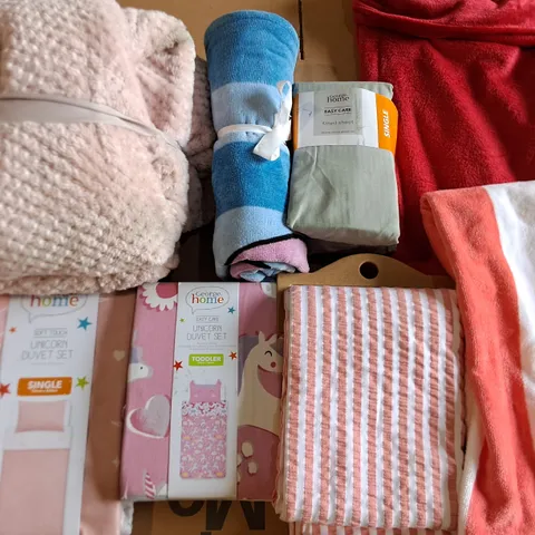 LOT OF APPROXIMATELY 25 ASSORTED BEDDING AND SOFT FURNISHING ITEMS TO INCLUDE DUVETS, THROW AND TOWELS