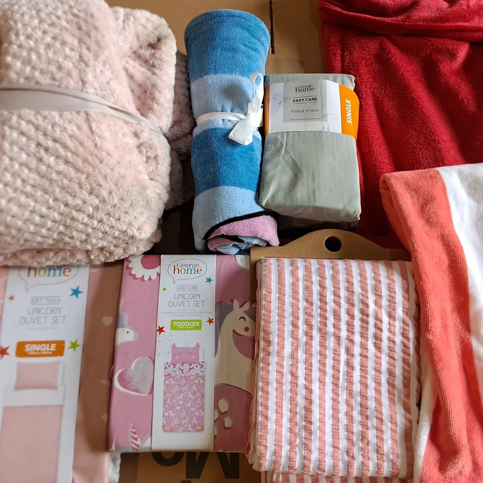 LOT OF APPROXIMATELY 25 ASSORTED BEDDING AND SOFT FURNISHING ITEMS TO INCLUDE DUVETS, THROW AND TOWELS 