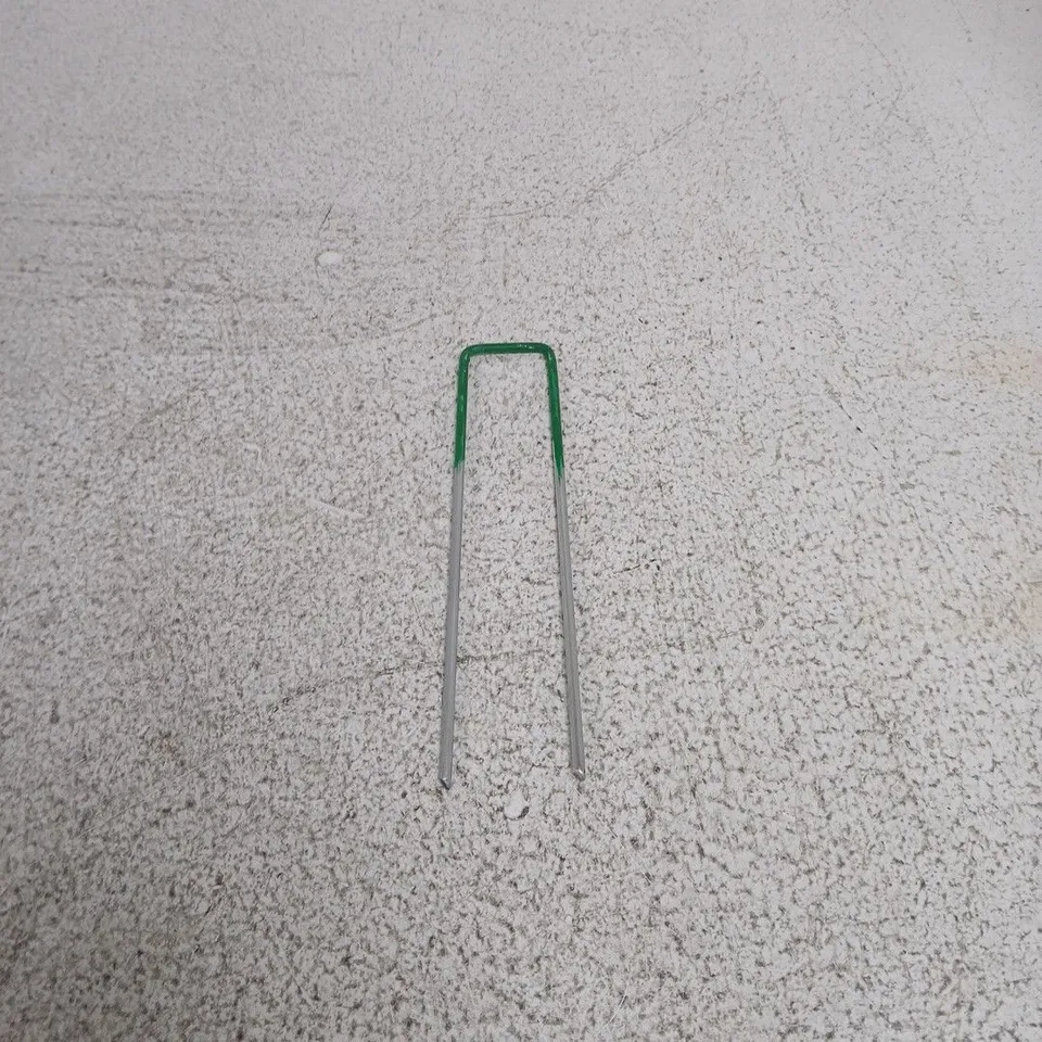 TOTE OF APPROXIMATELY 100 GARDEN FIXING PINS U SHAPED