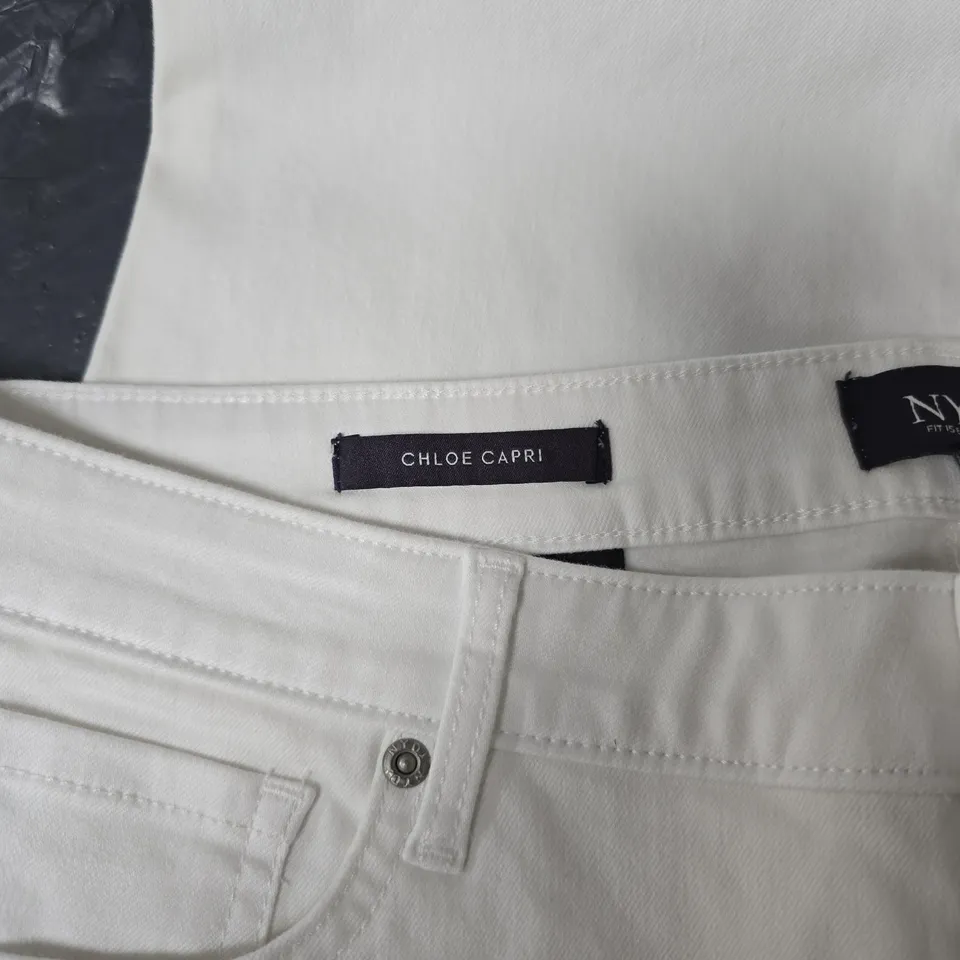 WHITE DENIM CAPRI TROUSERS – NYDJ / CHLOE CAPRI STYLE, SIZE 12 