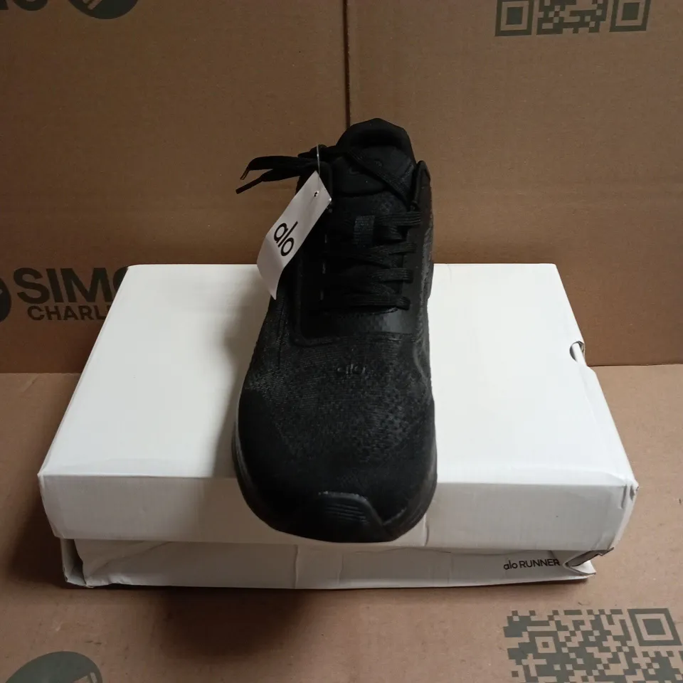 BOXED PAIR OF ALO RUNNER TRAINERS IN BLACK - 9.5