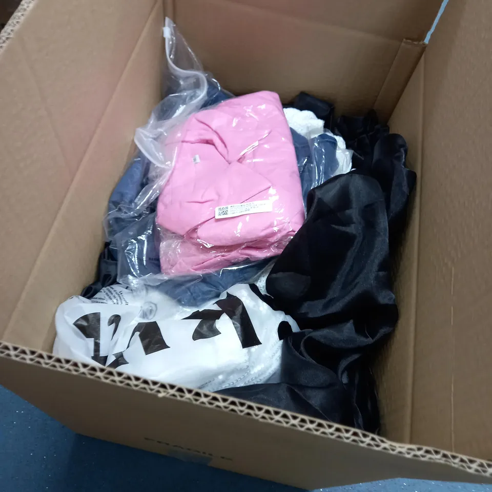 LOT OF CLOTHES APPROXIMATELY 10 TO INCLUDE JEANS, TASSEL JACKET, GREY JOGGING BOTTOMS ETC