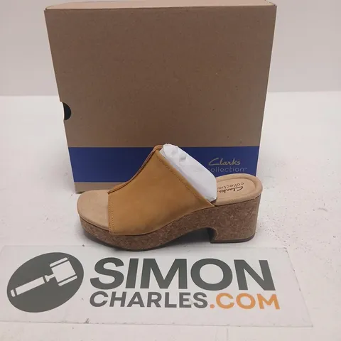 BOXED PAIR OF CLARKS NERISA VINE CORK WEDGE SANDALS IN LIGHT TAN size 7