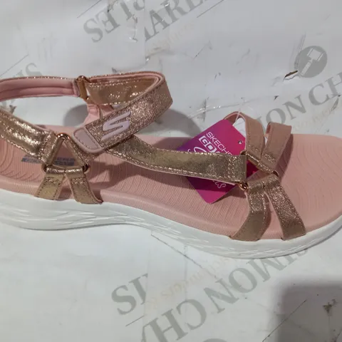 SKECHERS ON THE GO 600 STRAP SANDAL WITH MOLDED FOOTBED SIZE 7