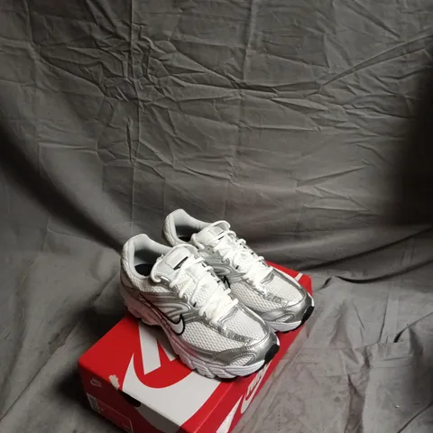 NIKE AIR MAX MOTO 2K MEN'S RUNNING SHOES - UK 7 (US 9.5) - WHITE/GREY