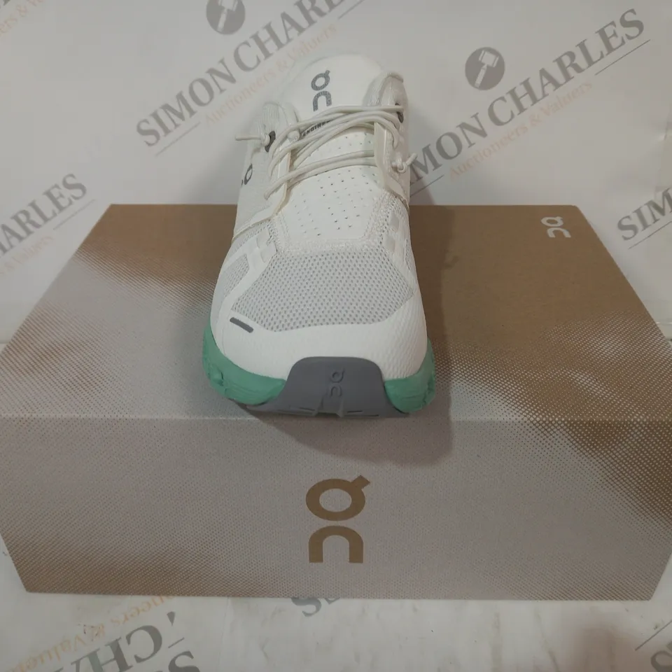BOXED PAIR OF ON CLOUD 5 TRAINERS IN WHITE/CREEK UK SIZE 6