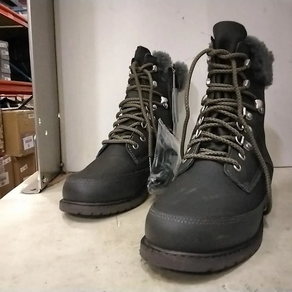 BOXED EMU AUSTRALIA UNISEX BOOTS , GREY , SIZE UK 5, 4 PAIRS 