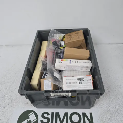 TOTE OF APPROXIMATELY 14 ASSORTED ITEMS TO INCLUDE: WASHING MACHINE SHEETS 