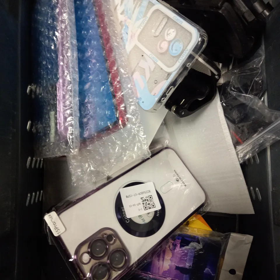 APPROXIMATELY 20 ASSORTED SMARTPHONE ACCESSORIES TO INCLUDE PROTECTIVE CASES, CHARGING CABLES, USB PLUGS ETC 