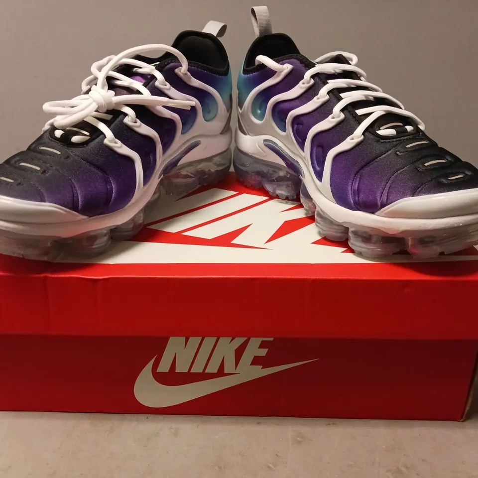 BOXED PAIR OF NIKE AIR VAPORMAX PLUS SHOES IN WHITE/GREY W. BLACK/PURPLE/BLUE GRADIENT UK SIZE 8
