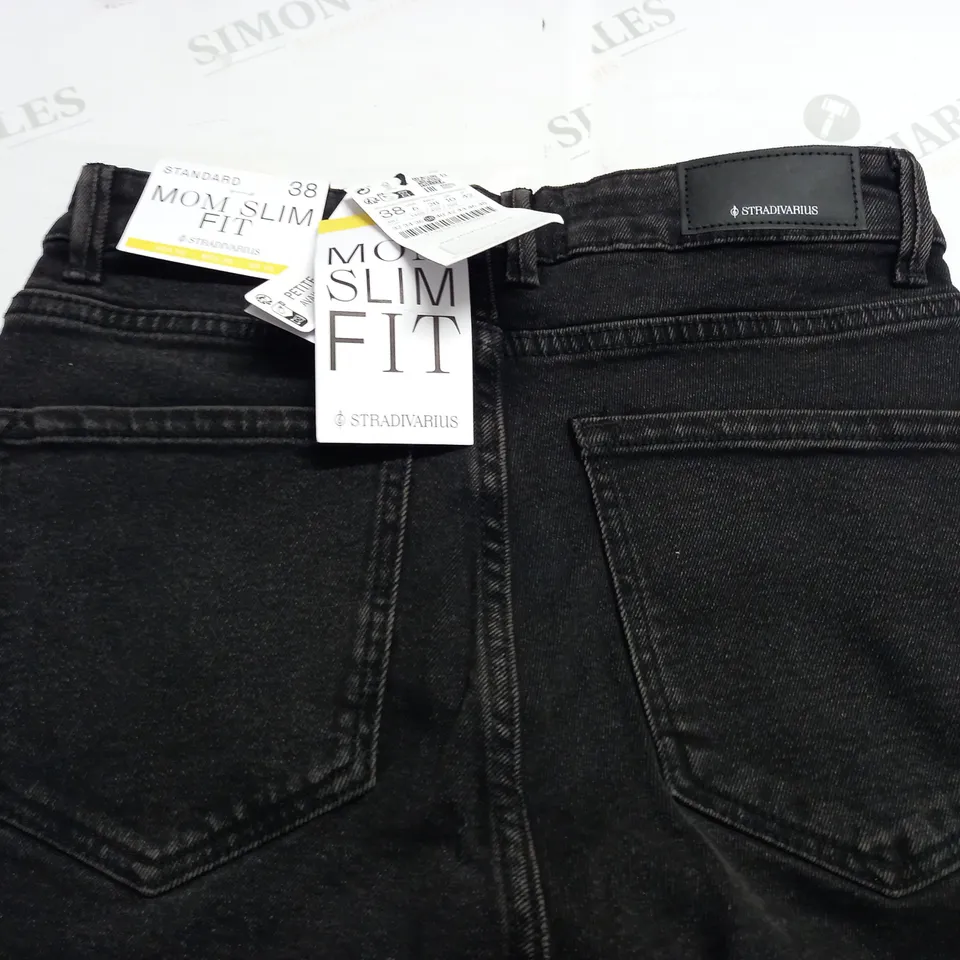 STRADIVARIUS STANDARD MOM SLIM FIT IN BLACK - UK 10