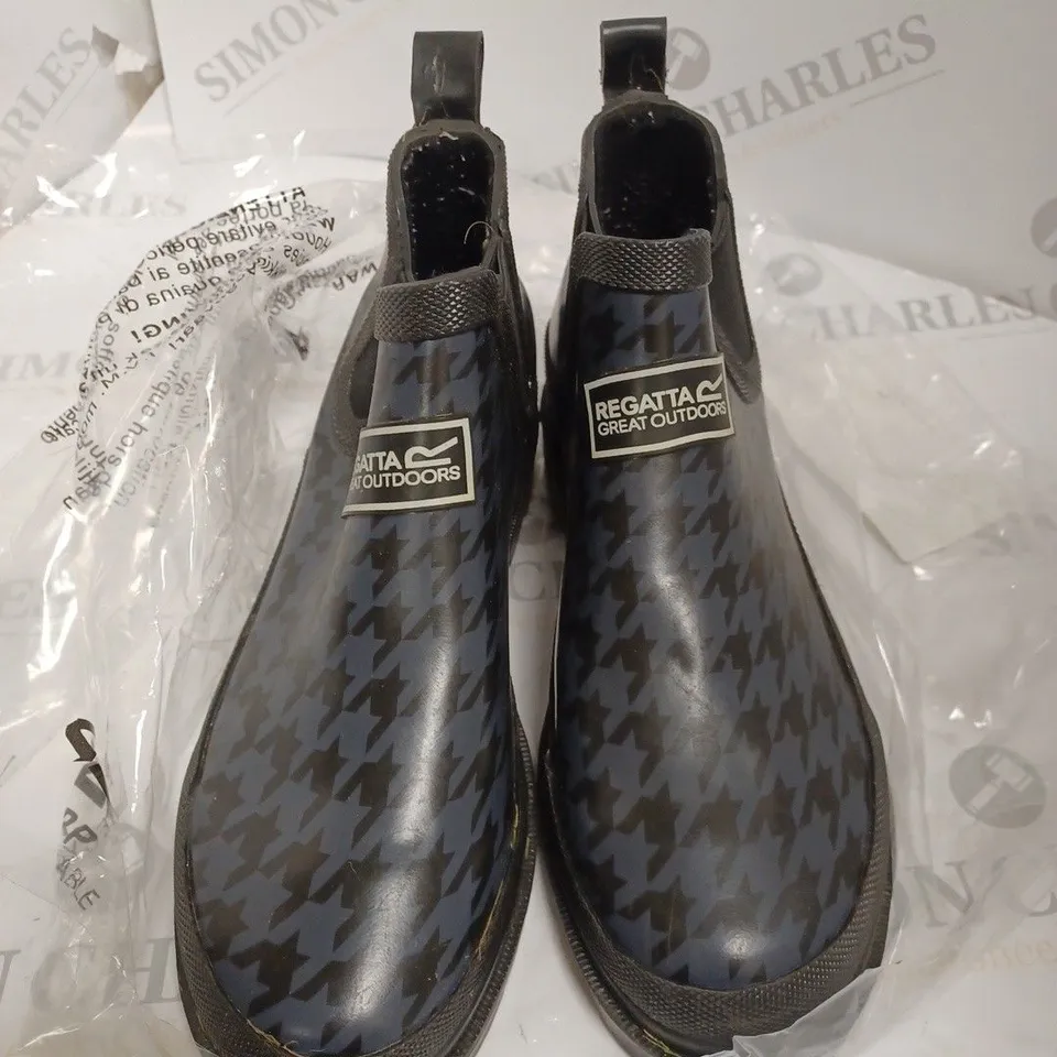 REGATTA LADY HARPER BOOTS SIZE 4