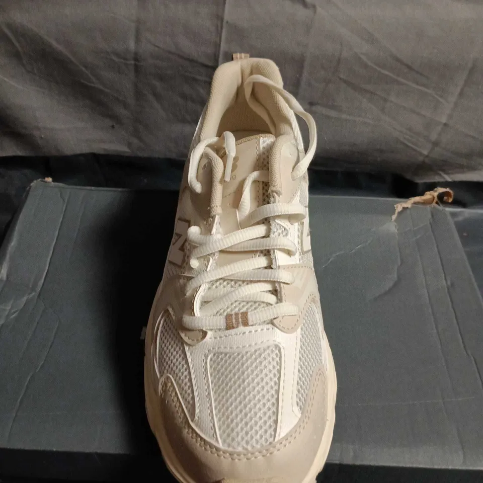 BOXED PAIR OF NEW BALANCE 530 SNEAKERS –UK SIZE 5.5