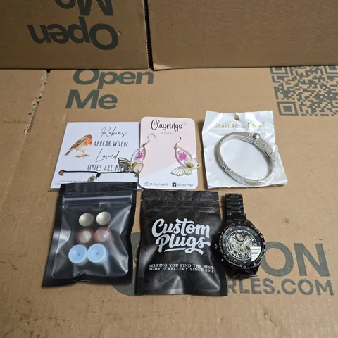 TOTE OF APPROXIMATELY 18 ASSORTED JEWELLERY/WATCH ITEMS TO INCLUDE CUSTOM PLUGS, CLAYRINGS BY SHELBY, ROBIN CHARM ETC