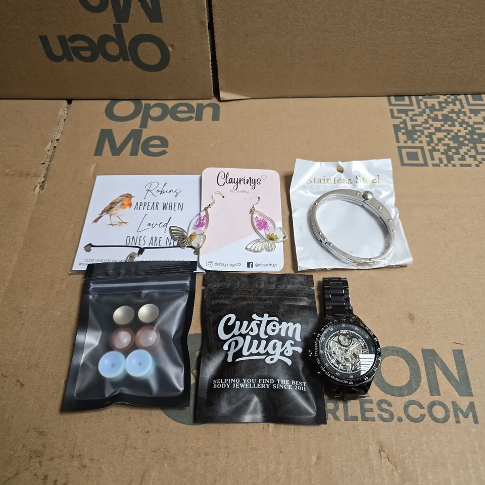 TOTE OF APPROXIMATELY 18 ASSORTED JEWELLERY/WATCH ITEMS TO INCLUDE CUSTOM PLUGS, CLAYRINGS BY SHELBY, ROBIN CHARM ETC