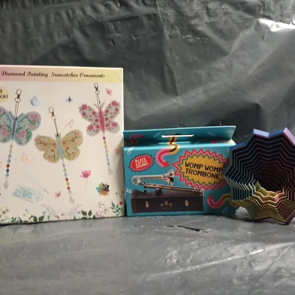 APPROXIMATELY 20 ASSORTED TOYS AND GAMES TO INCLUDE WOMP WOMP TROMBONE, ETC - COLLECTION ONLY