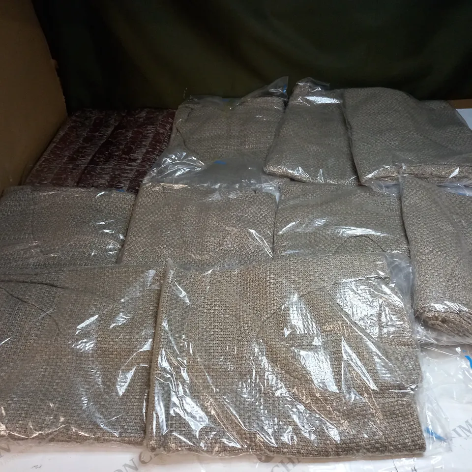 LOT OF APPROX 10 ASSORTED CLOTHING ITEMS IN VARIOUS SIZES