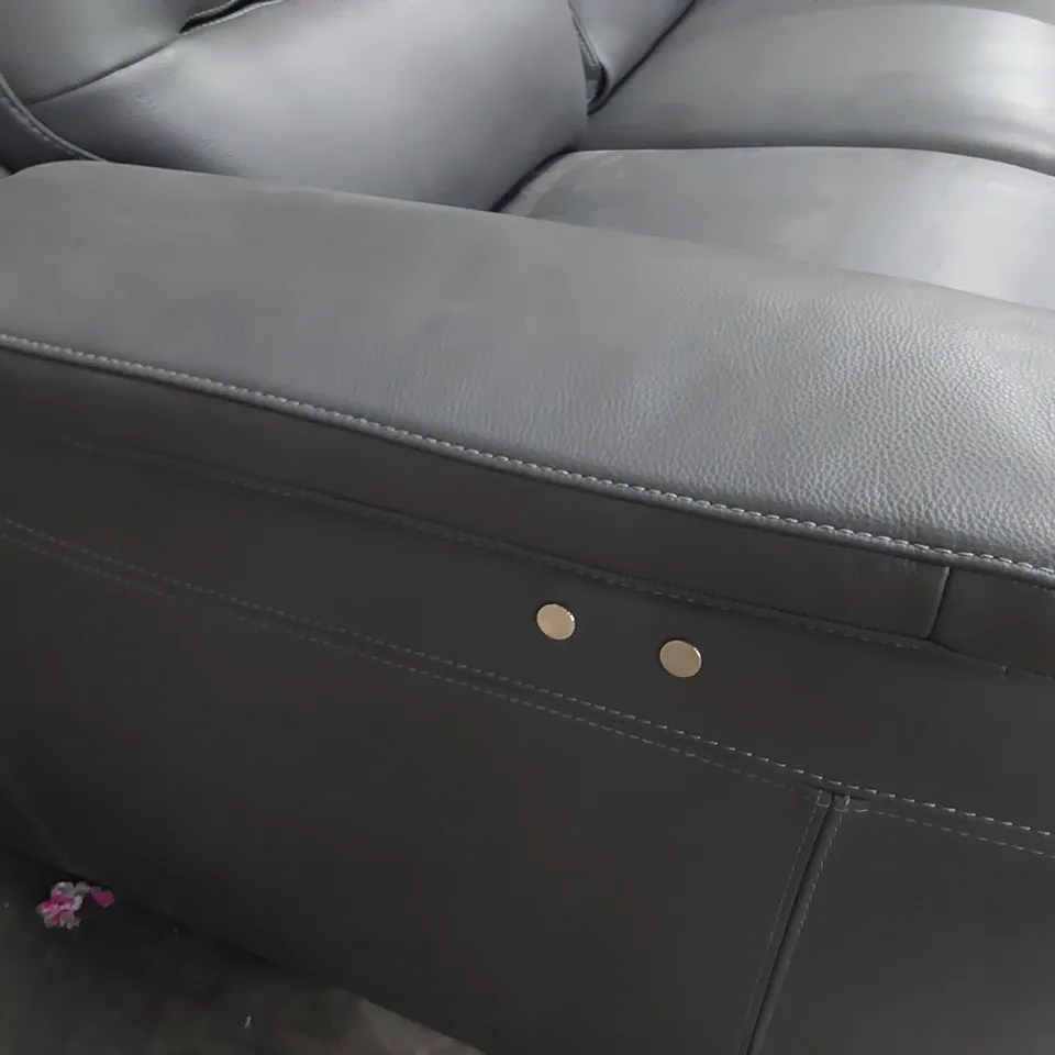 QUALITY ITALIAN DESIGNER AVOLA POWER RECLINING LOUNGE SUITE COMPRISING TWO SEATER SOFA, TWO EASY CHAIRS & STORAGE FOOTSTOOL 