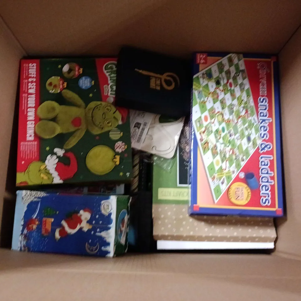 ASSORTED TOYS & GAMES – MIXED LOT WITH BOARD GAMES, PUZZLES & A SEALED RED GARMENT