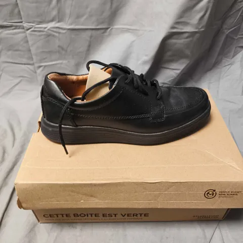 CLARKS UN ABODE EASE SHOES IN BLACK - 7