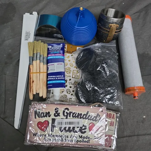 APPROXIMATELY 12 ASSORTED HOUSEHOLD ITEMS TO INCLUDE 370MM WHITE BRACKET, MAGIC MOULD, PAINT BRUSHES, ETC
