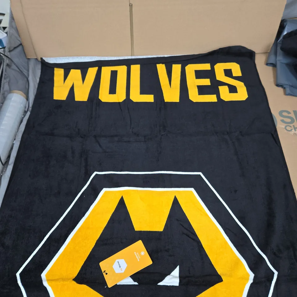 Wolverhampton Wanderers FC bath towel 2025/26 – Black & Gold with Crest